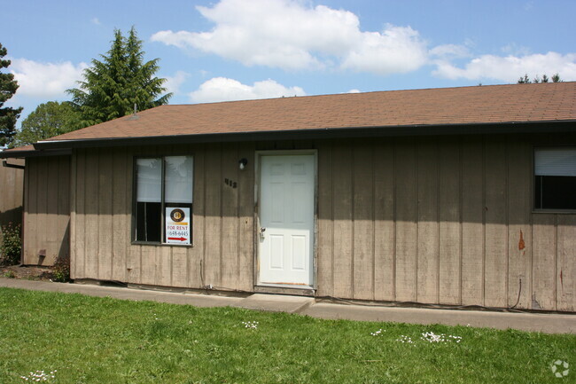 Building Photo - 2 bedroom 1 bath duplex Rental
