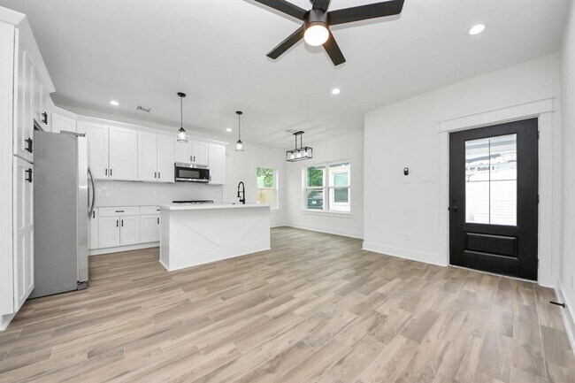 Photo - 701 E Canino Rd Apartment Unit B