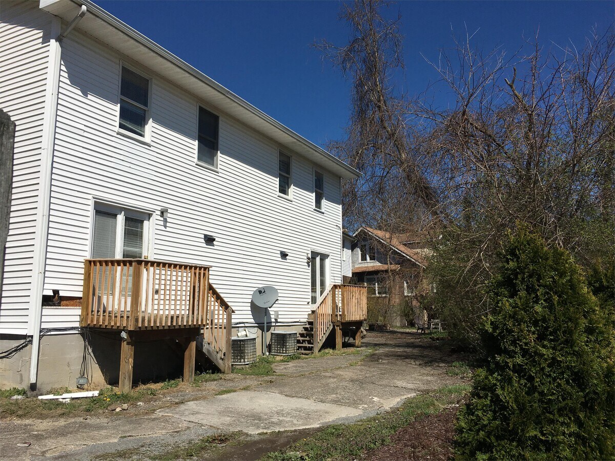 Photo - 580 Stewart St