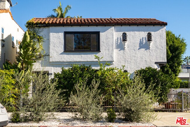 Building Photo - 502 N Sweetzer Ave