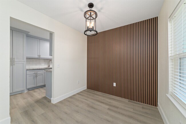 Photo - 714 E 43rd St