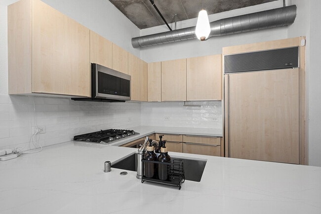$3,695 - 1 Bed + Den / 1.5 Bath Condo at Parkloft Residence in Downtown San Diego