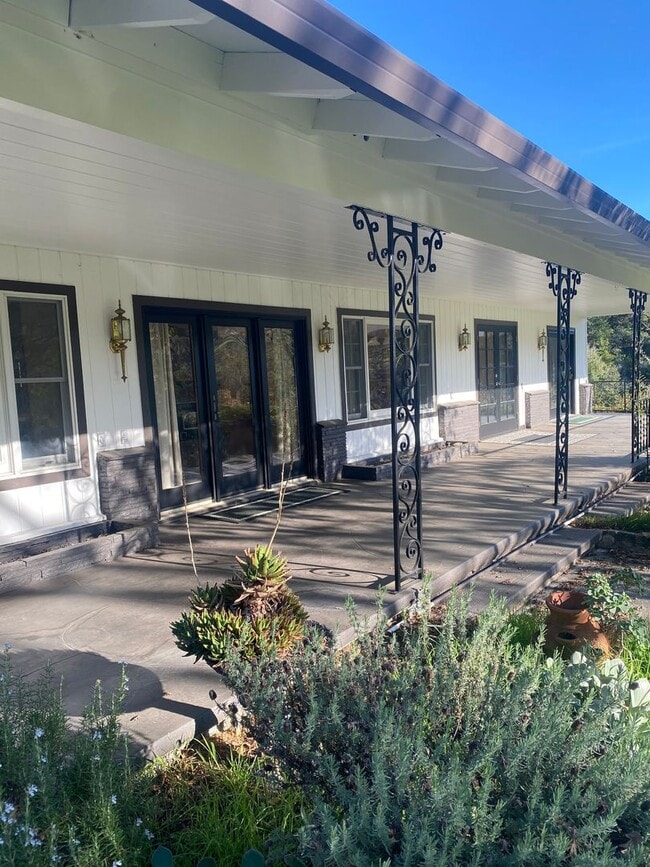 Building Photo - 2 bedroom , 3 bath Home on a Peaceful 25 acre parcel close to town