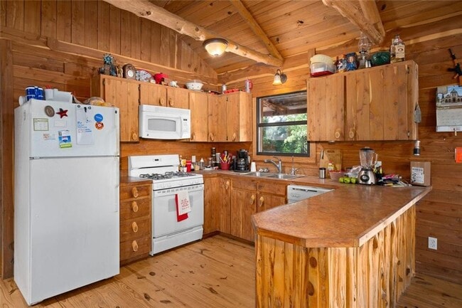 Photo - 1043 Lewis Ln