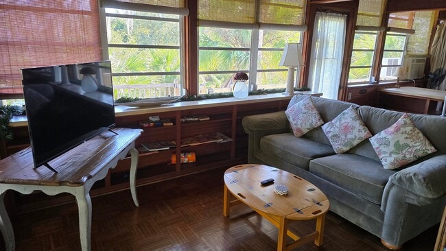 500 Hammock Rd Unit Upstairs