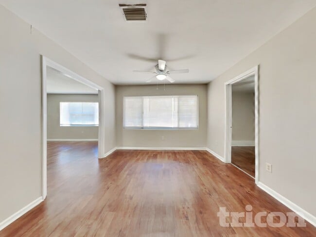 Photo - 1604 Clark St