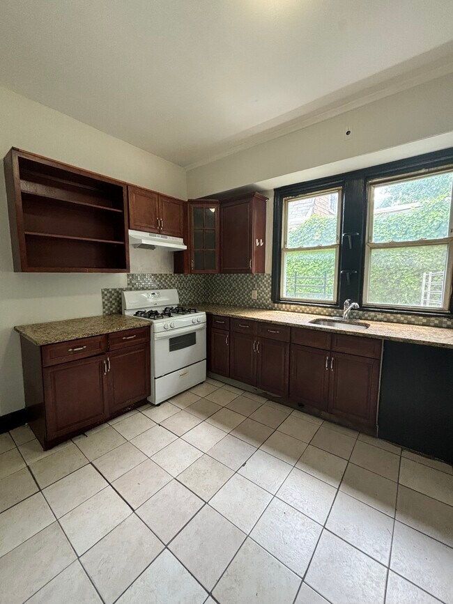 Unit 2 - 43 Treacy Ave Unidad 2