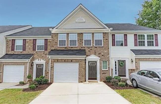 Building Photo - Spacious 3 bedroom Townhome!