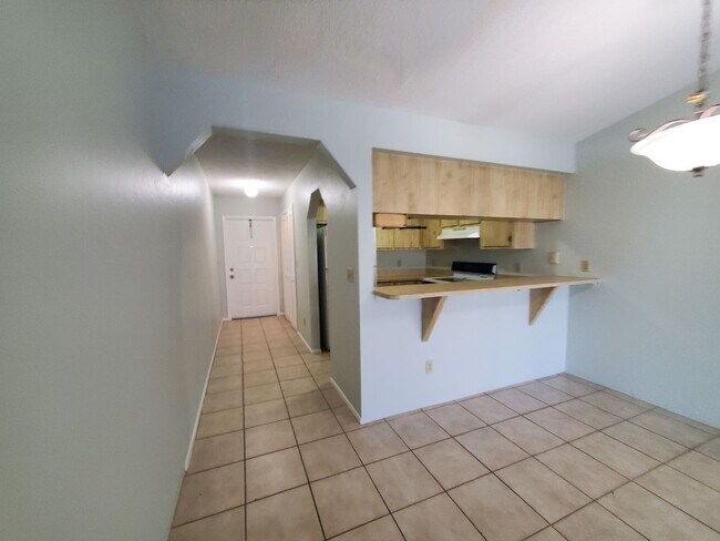 Photo - 1 MONTH FREE: SW Area 2/2 on a Fresh water canal - Water included Unidad 913 Gleason Pkwy #4