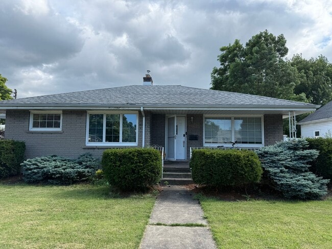 Building Photo - 3 bedroom 2 bath in the heart of Niagara F... Rental