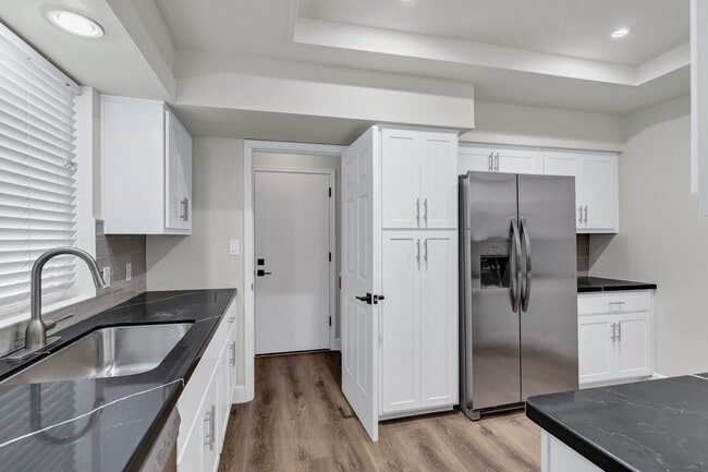 Building Photo - 2/2