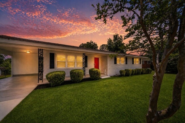 Photo - 2013 Lee Ave