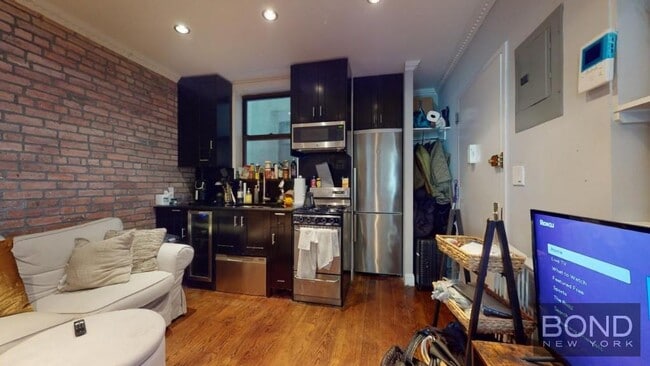 Building Photo - 422 E 9th St Rental