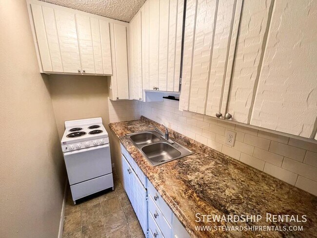 Photo - 893 W 5th Ave Unit 4