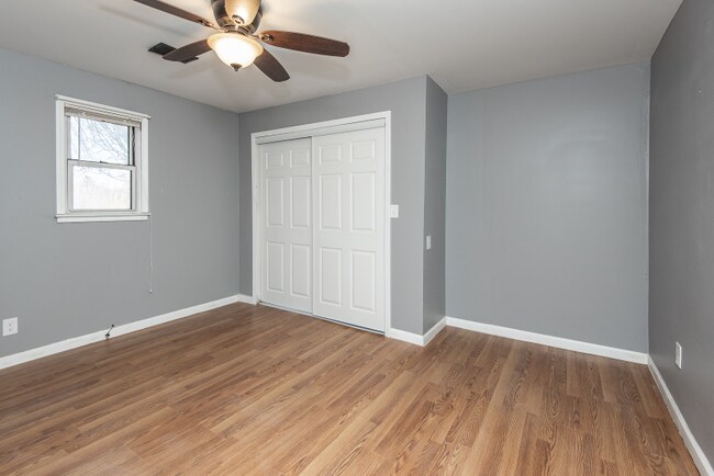 Photo - 628 E Chain of Rocks Rd