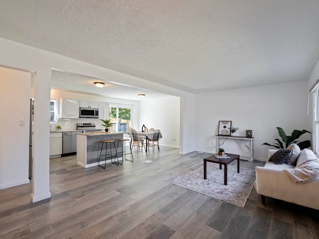 Photo - 2117 Drumlin Dr