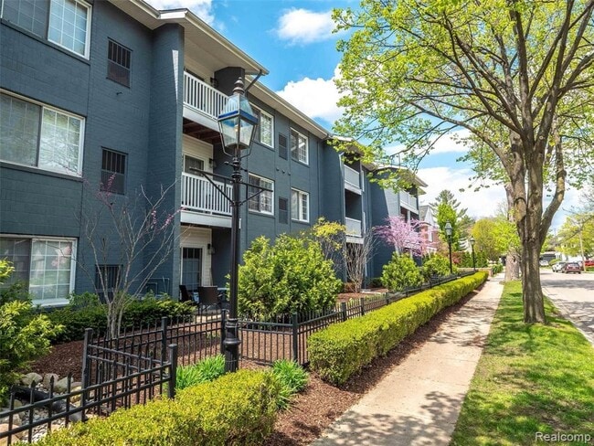 Building Photo - 662 Purdy St Unit 217