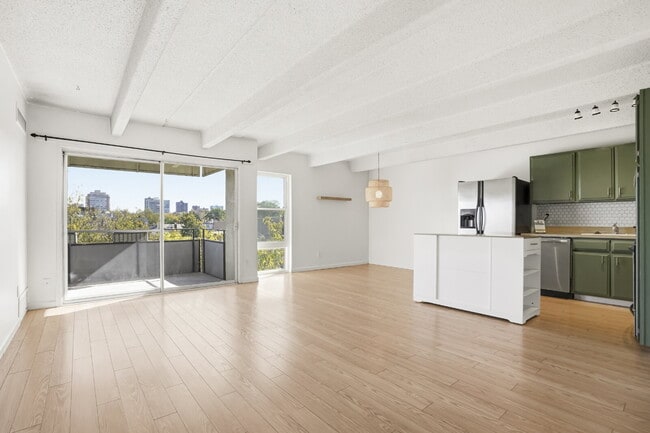 Building Photo - Spacious Cap Hill Condo with Garage Parking Unit 504
