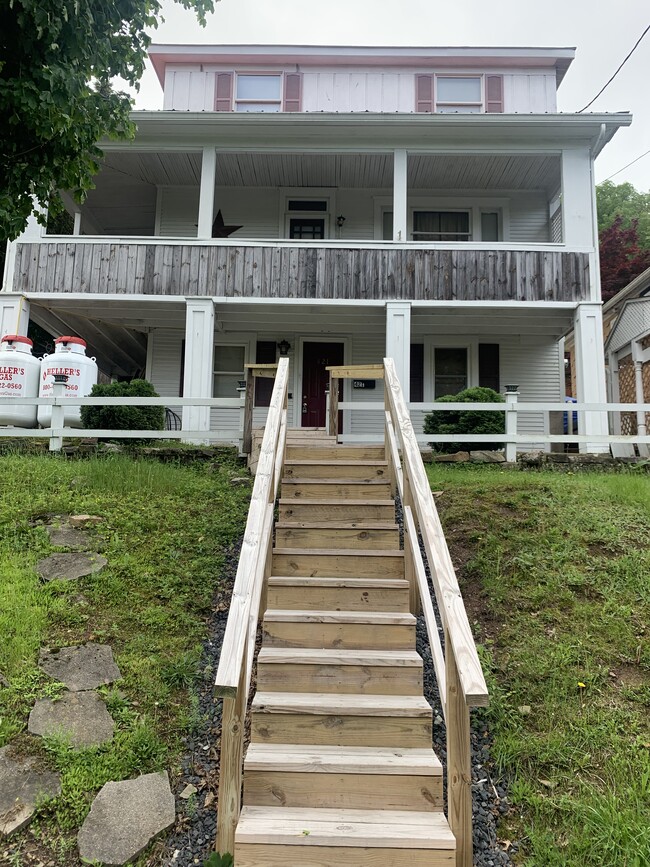 Photo - 421 E Railroad St House