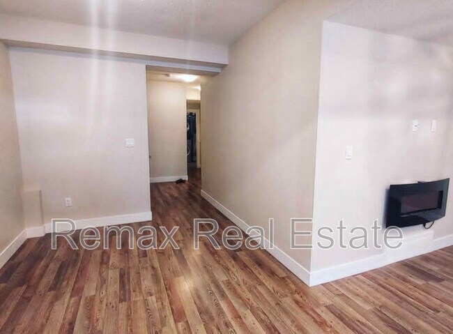 Photo - 10725-10796 96 St