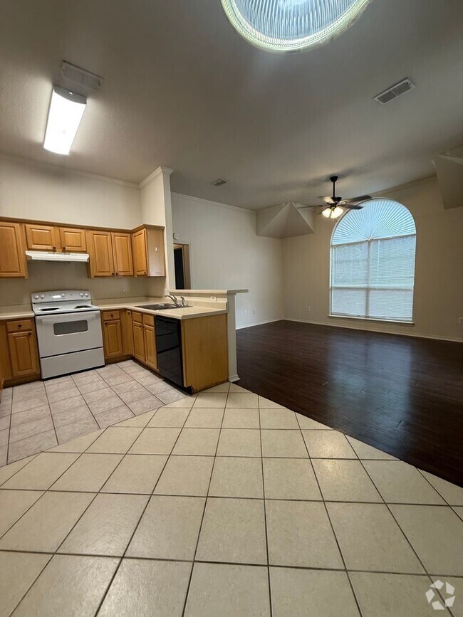 Building Photo - 3/2/2 Duplex with Fenced Back Yard Rental