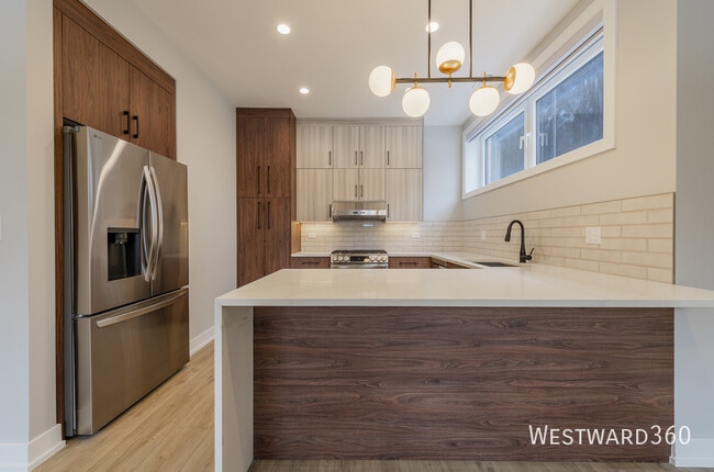 Building Photo - 2351 W Flournoy St Unit #G02