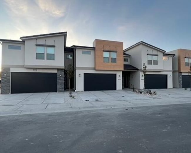 Building Photo - Like New South Desert Townhome!