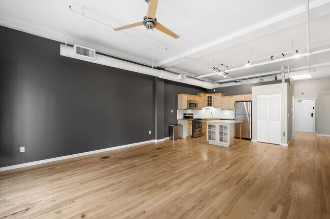 Building Photo - Spacious 1BD, 1BA Downtown Condo with Parking Spot