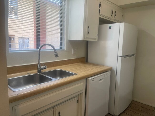 Photo - 2+1.5 READY NOW! Unit C