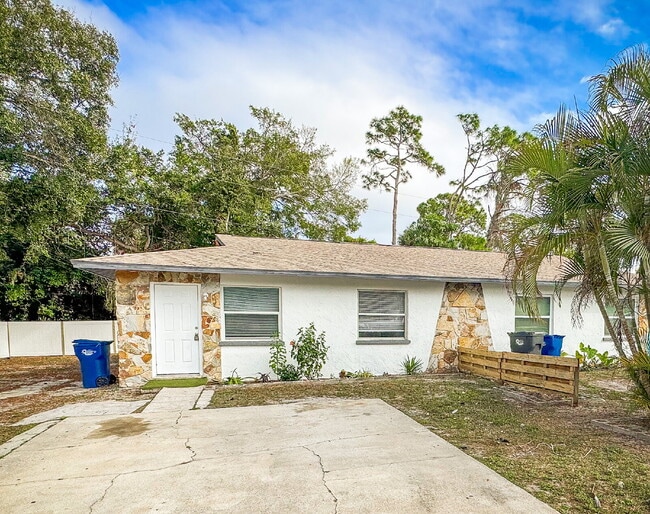 Building Photo - Updated 3 bedroom 2 bath! Lots of yard space for parking