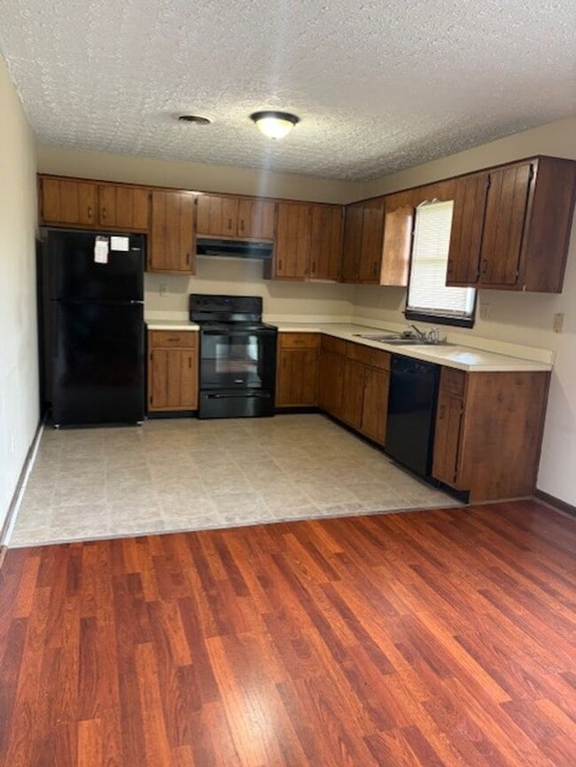 Charming 2 bedroom/1 bath - Charming 2 bedroom/1 bath Apartment Unit ME-4