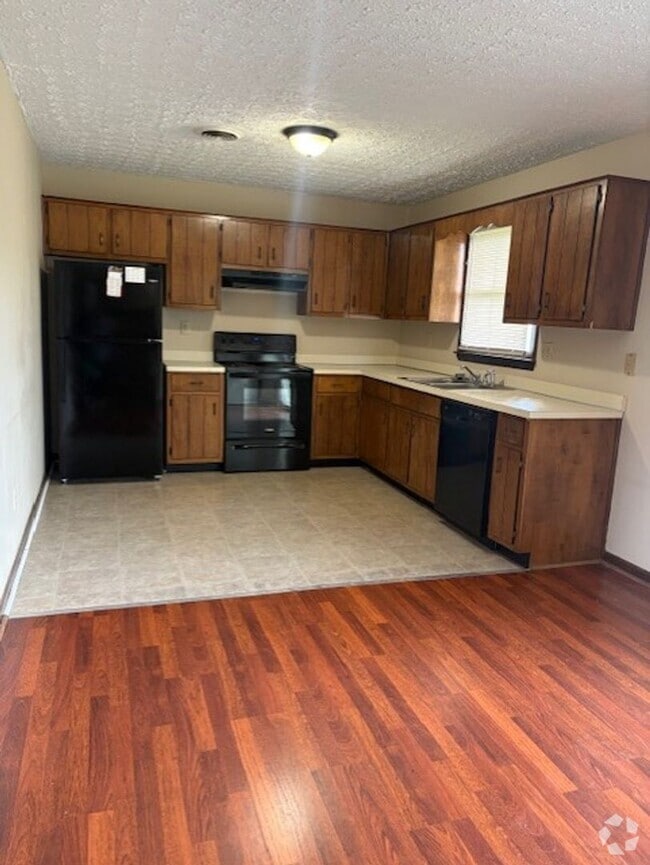 Building Photo - Charming 2 bedroom/1 bath Unit ME-4 Rental