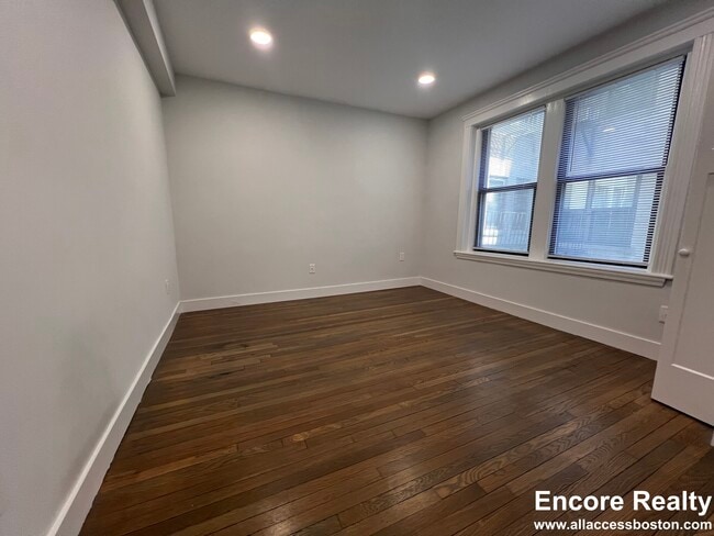 Building Photo - 125 Park Dr