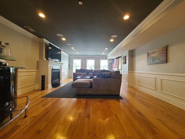 Photo - 202 W Broadway Unit 4