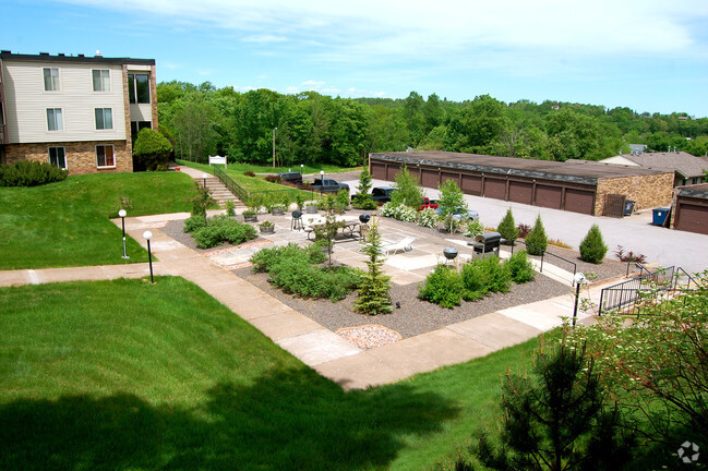 Building Photo - Highland Chateau Rental