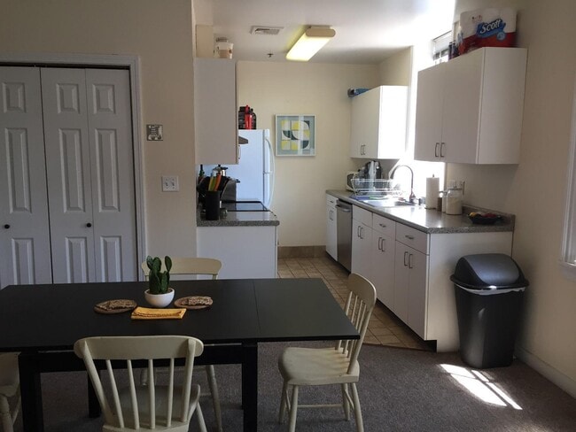 Building Photo - 4 Davis Ave Unit 1C