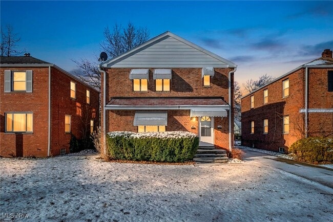 Building Photo - 422 E 222nd St Unit 2