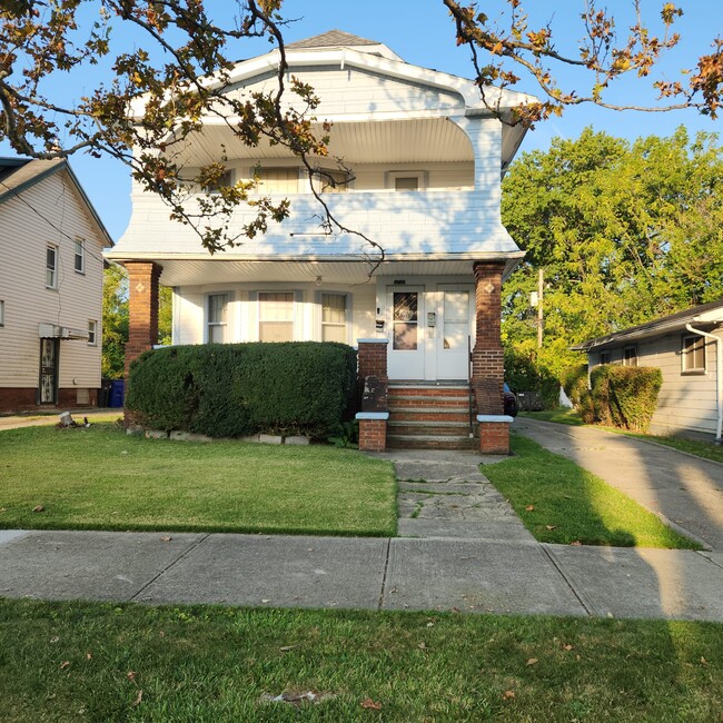 Building Photo - 3720 E 151st St Unit New Listing! Spacious 2BR