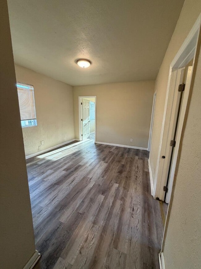 Photo - 661 Clara St