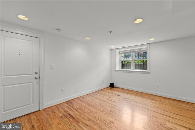 Photo - 739 Newton Pl NW