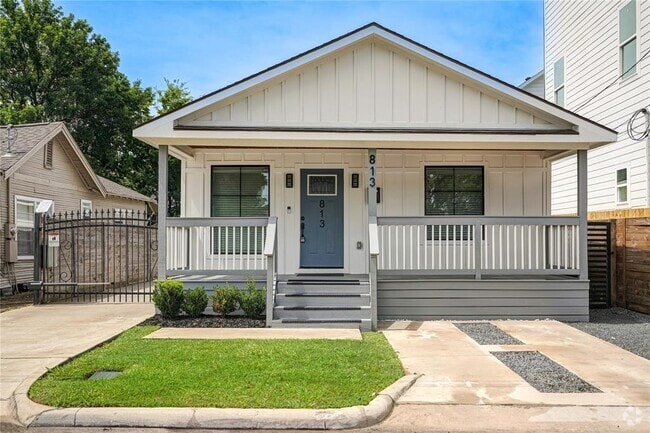 Building Photo - 813 E 32nd 1/2 St Rental