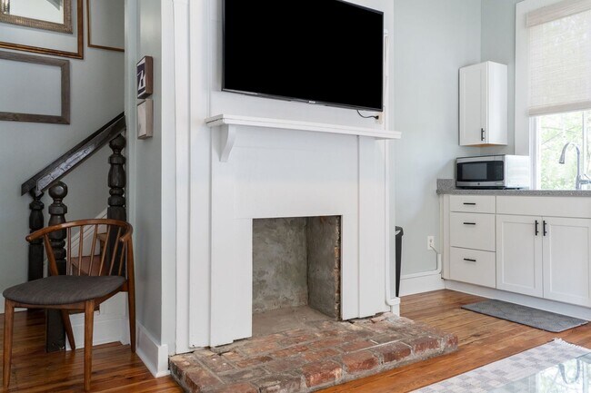 Photo - 1900 Calvert St Unit B