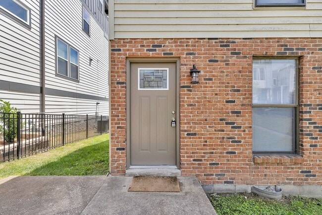 Photo - 3319A Felicia St