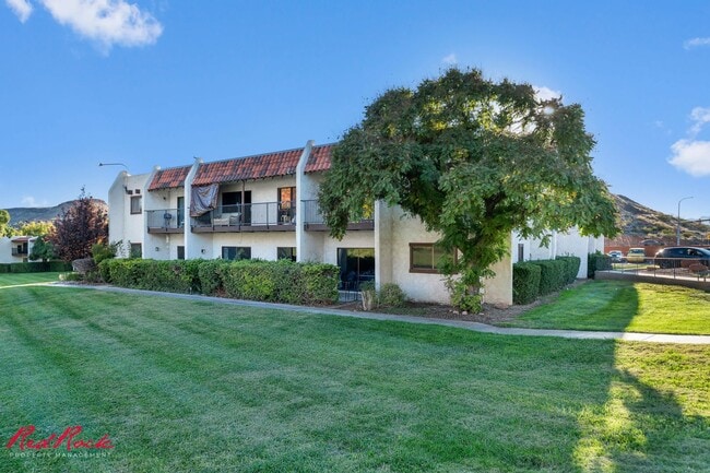 Building Photo - 2 Bedroom Condo in a Prime Location! Unit 45