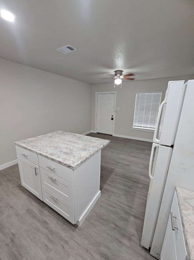 Photo - 915-917 N Fitzhugh Ave