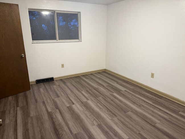 Photo - 335 Dersam St