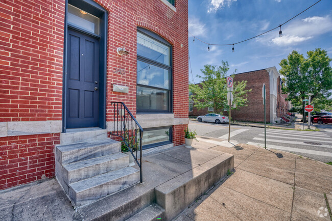 Building Photo - 345 S Clinton St Rental