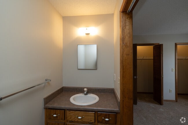 2 habitaciones, 1,5 baños - 900 pies cuadrados - Baño principal