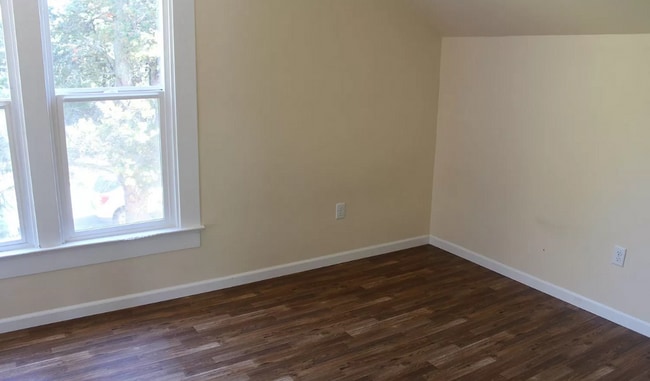 Photo - 6 bedroom, 2 bath home available in York Neighborhood!