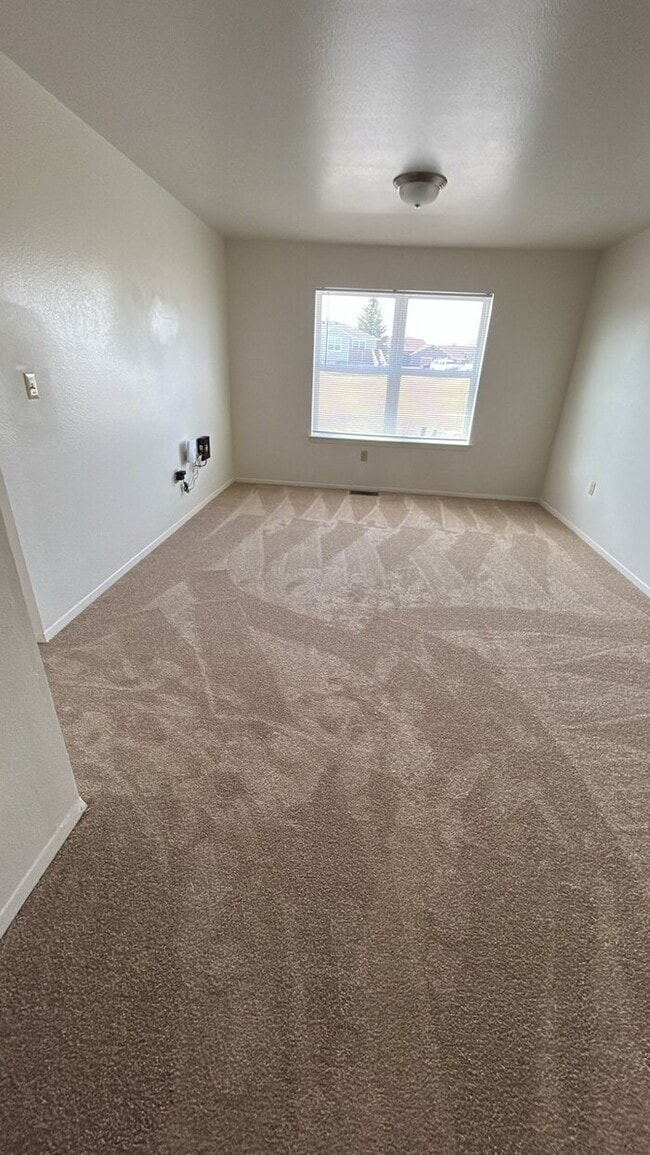 Photo - 405 Mickelson Ct